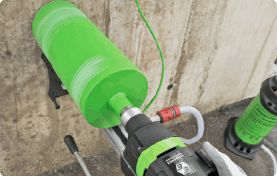Grüner Zylinder mit Bohrer